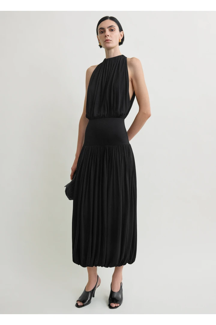 TOTEME 소프트 게더드 드레스 블랙의 블랙컬러 0번쨰 이미지입니다.