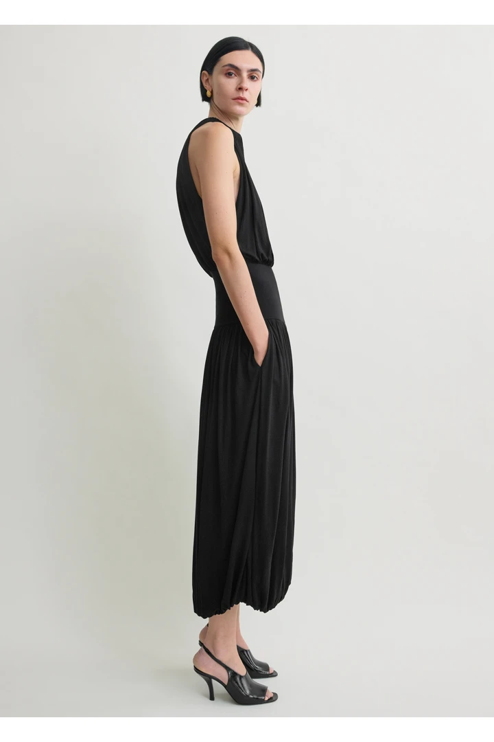 TOTEME 소프트 게더드 드레스 블랙의 블랙컬러 1번쨰 이미지입니다.