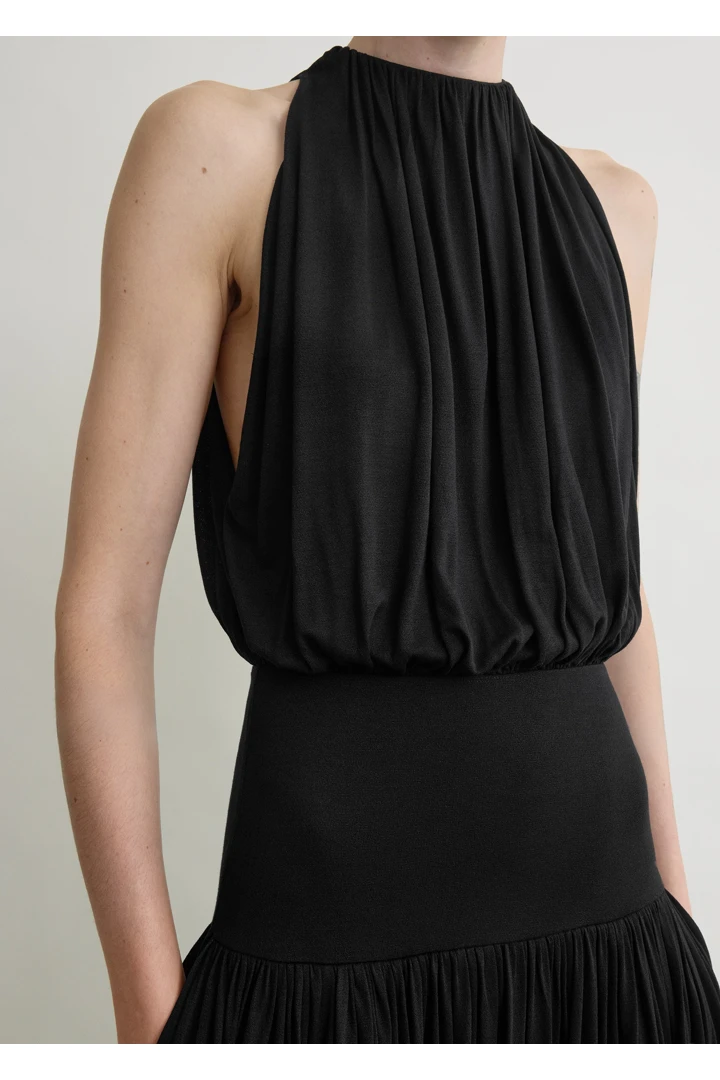 TOTEME 소프트 게더드 드레스 블랙의 블랙컬러 3번쨰 이미지입니다.