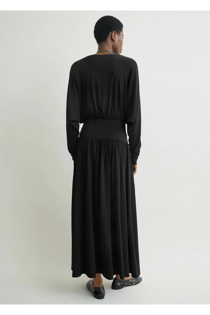 TOTEME 보트넥 저지 드레스 블랙의 블랙컬러 2번쨰 이미지입니다.