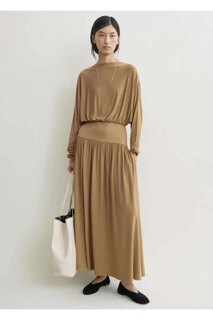 TOTEME 보트넥 저지 드레스 넛맥의 넛맥컬러 1번쨰 이미지입니다.