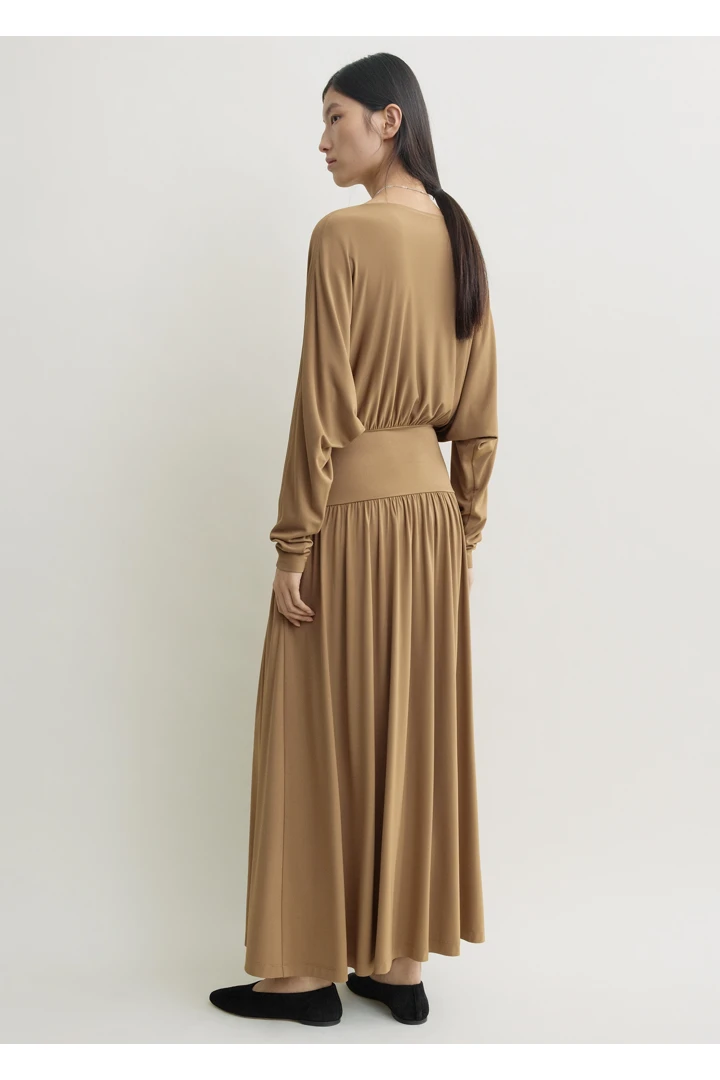 TOTEME 보트넥 저지 드레스 넛맥의 넛맥컬러 2번쨰 이미지입니다.