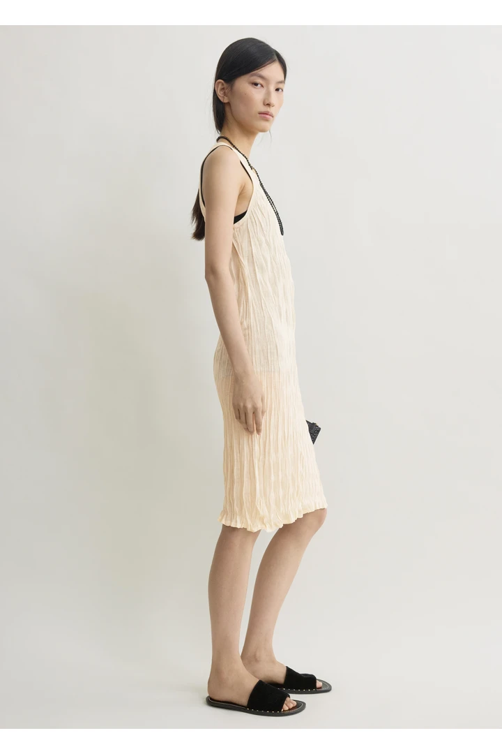 TOTEME 크링클드 니트 탱크탑 드레스 페일 에이프리컷의 페일 에이프리컷컬러 1번쨰 이미지입니다.
