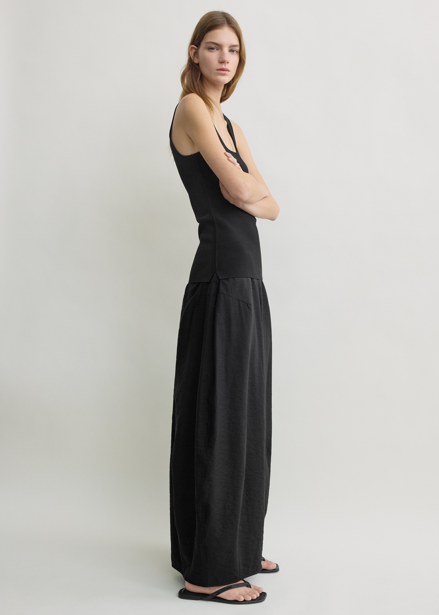 TOTEME 패러슈트 스커트 블랙의 블랙컬러 1번쨰 이미지입니다.