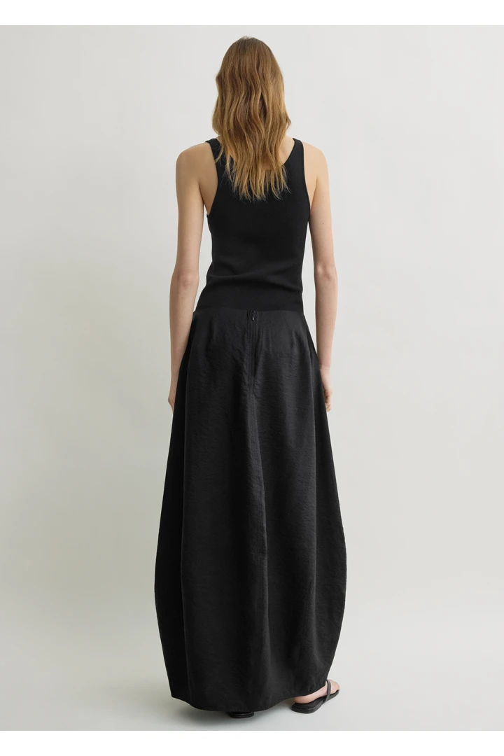 TOTEME 패러슈트 스커트 블랙의 블랙컬러 2번쨰 이미지입니다.