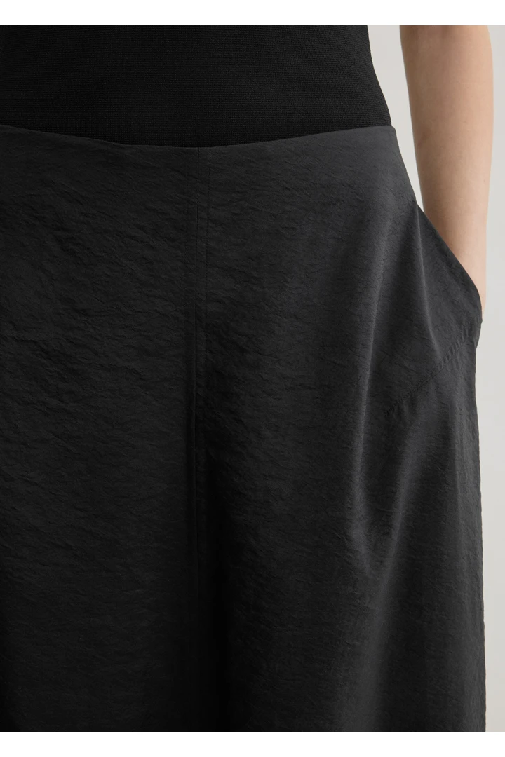 TOTEME 패러슈트 스커트 블랙의 블랙컬러 3번쨰 이미지입니다.