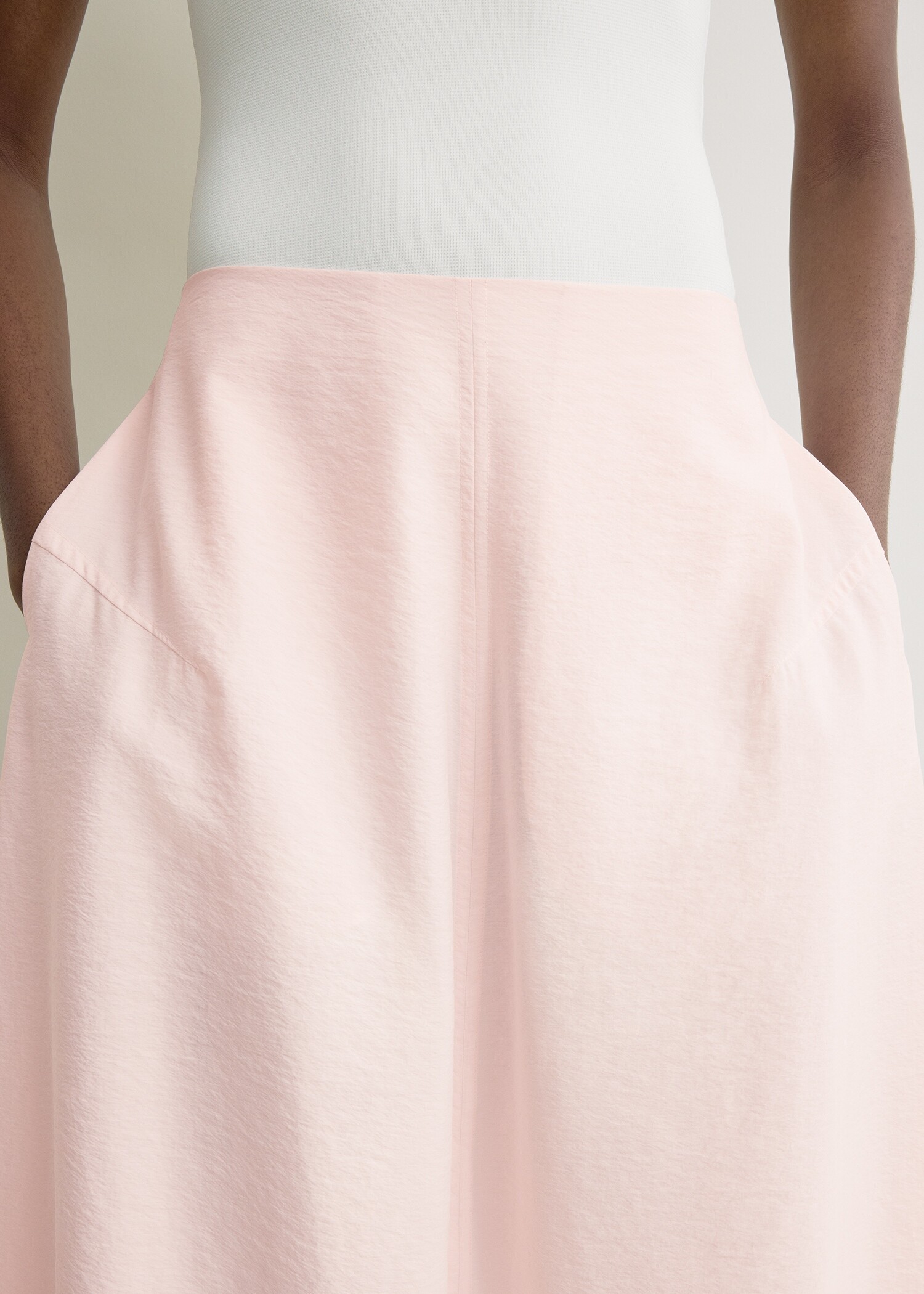 TOTEME 패러슈트 스커트 블룸의 블룸컬러 4번쨰 이미지입니다.