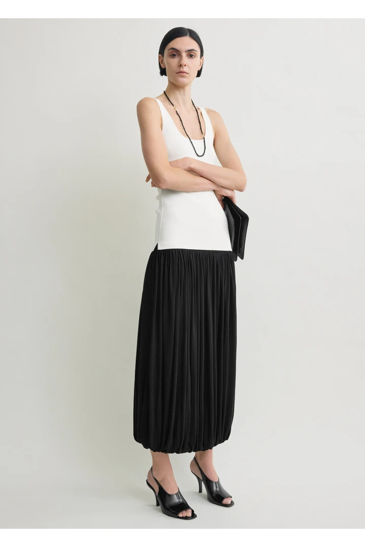 TOTEME 소프트 게더드 스커트 블랙의 블랙컬러 0번쨰 이미지입니다.