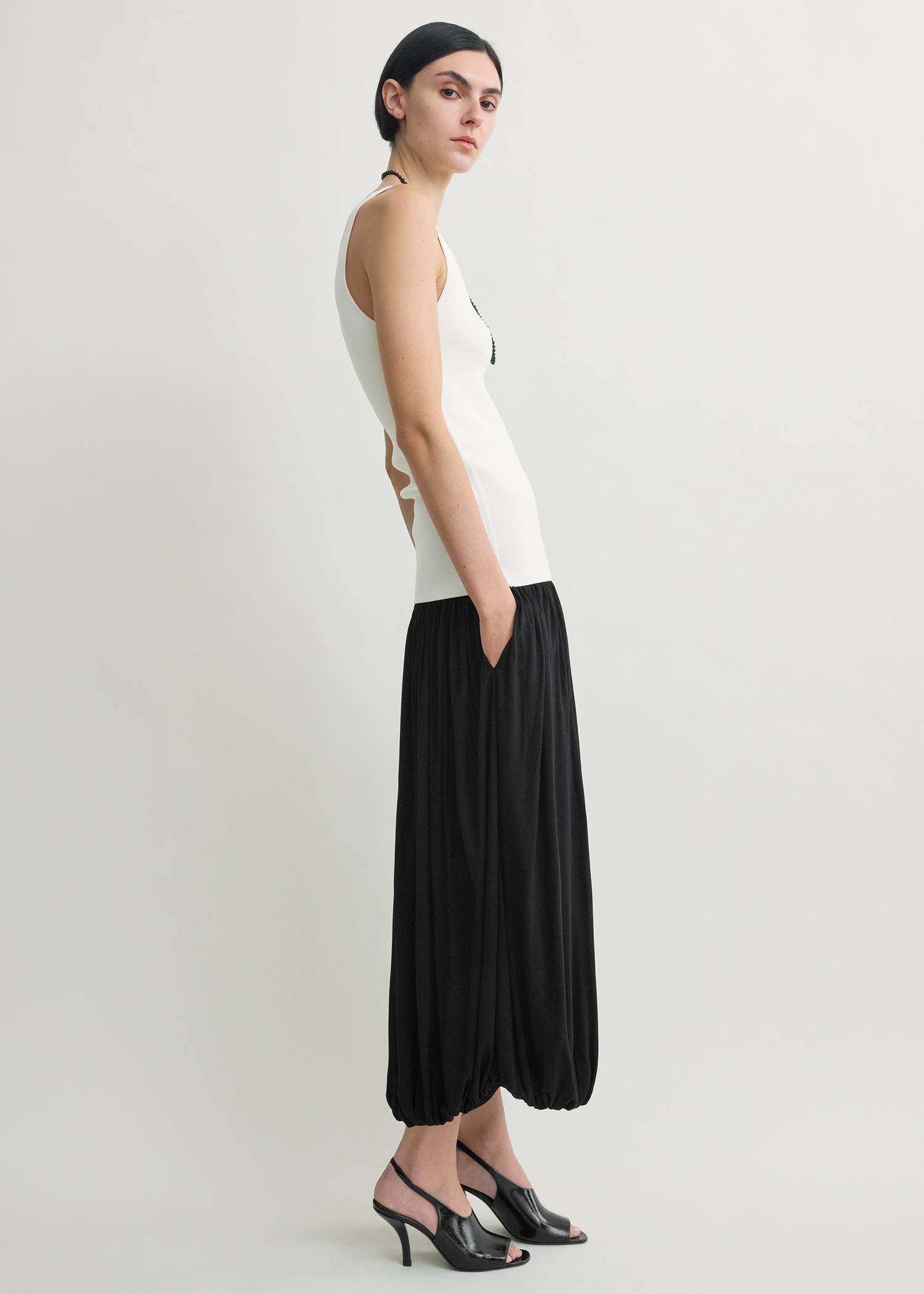 TOTEME 소프트 게더드 스커트 블랙의 블랙컬러 1번쨰 이미지입니다.