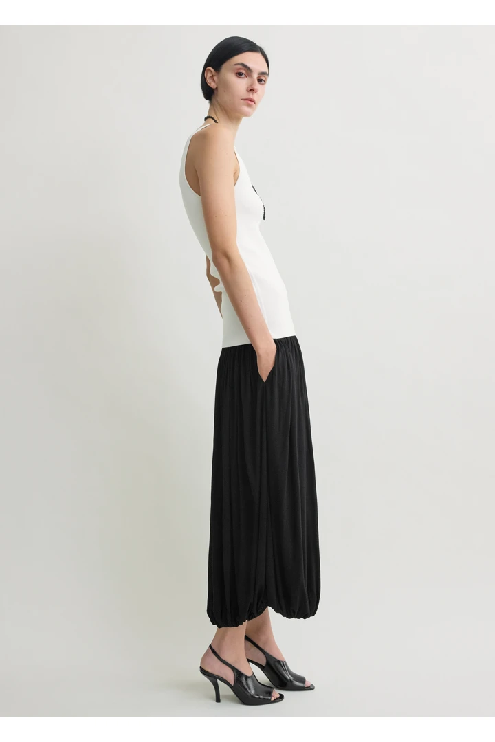 TOTEME 소프트 게더드 스커트 블랙의 블랙컬러 1번쨰 이미지입니다.