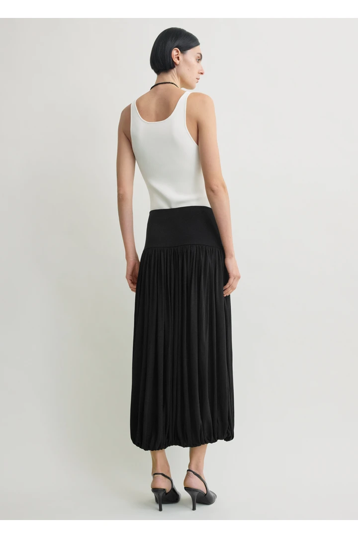 TOTEME 소프트 게더드 스커트 블랙의 블랙컬러 2번쨰 이미지입니다.