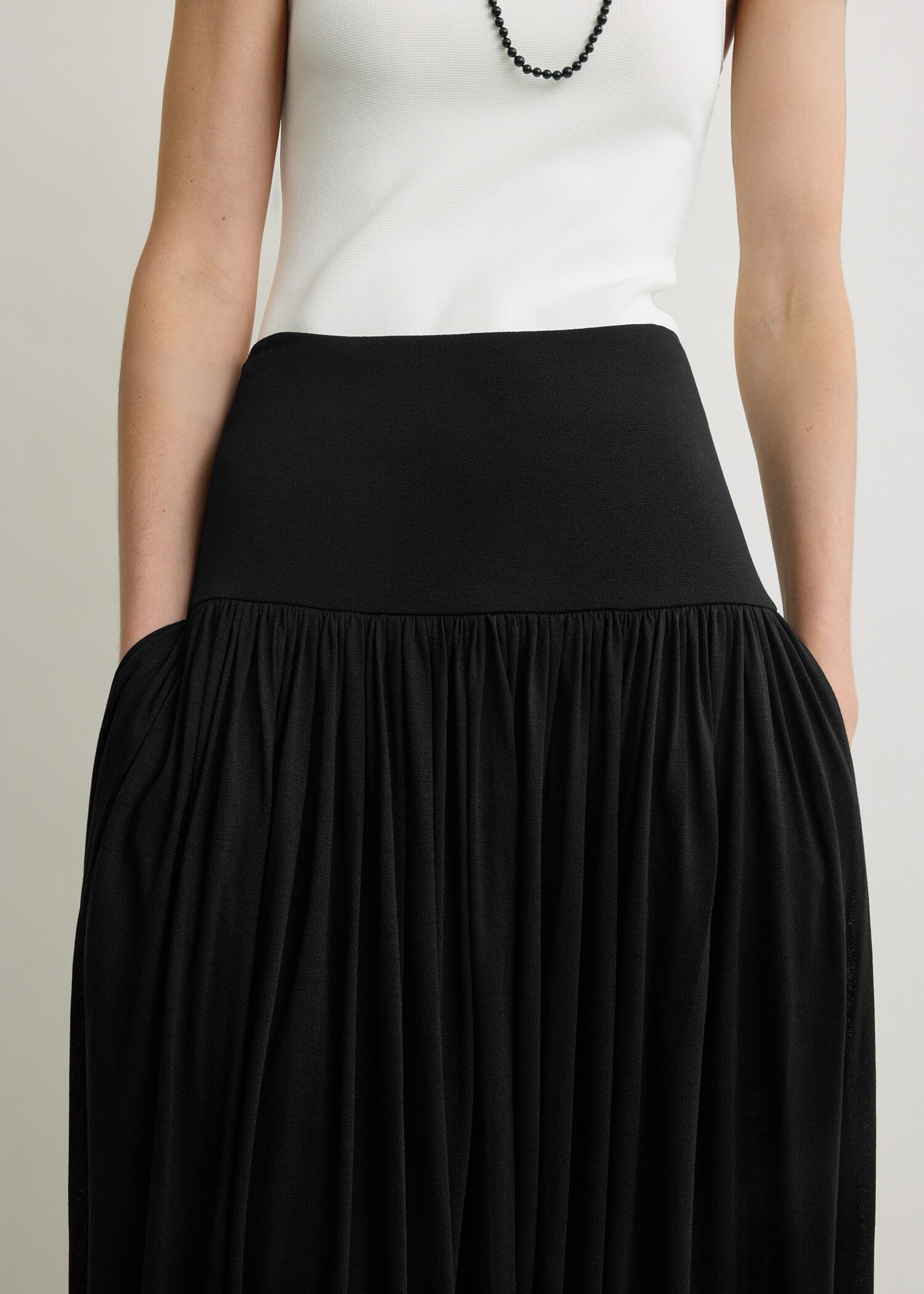 TOTEME 소프트 게더드 스커트 블랙의 블랙컬러 3번쨰 이미지입니다.