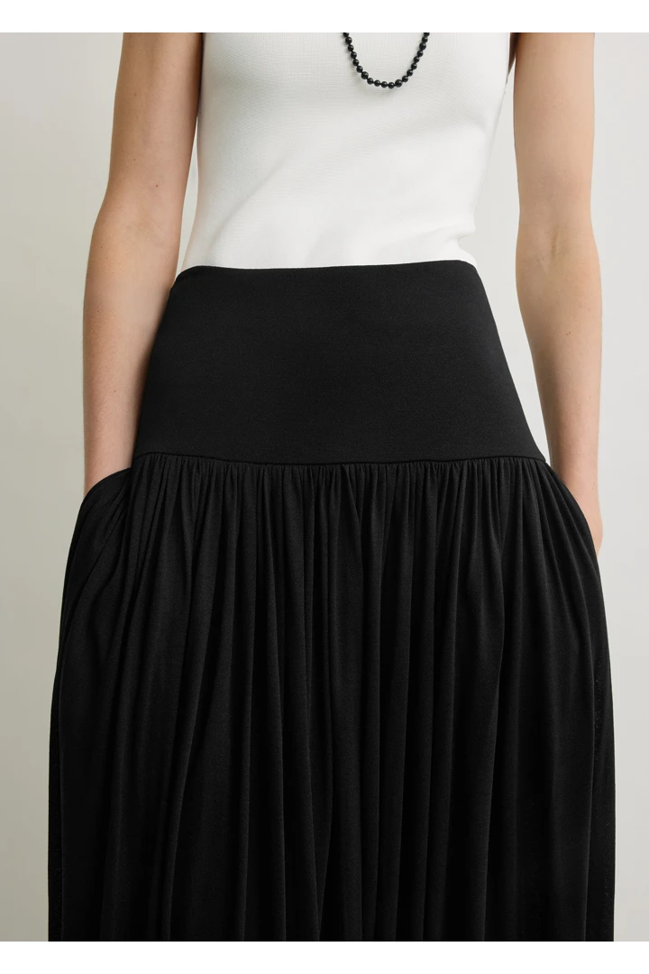 TOTEME 소프트 게더드 스커트 블랙의 블랙컬러 3번쨰 이미지입니다.