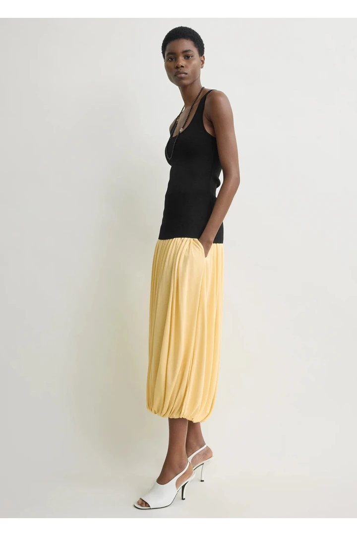 TOTEME 소프트 게더드 스커트 샴페인의 샴페인컬러 1번쨰 이미지입니다.