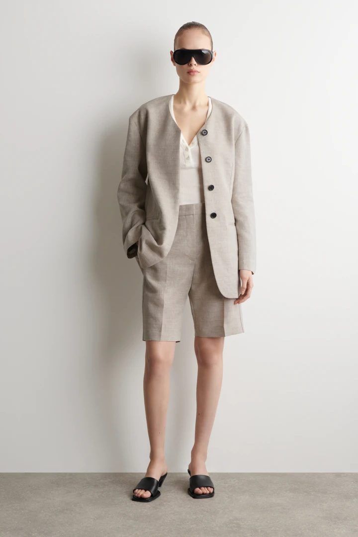 COS default image 29 of 베이지 in 테일러드 리넨 쇼츠