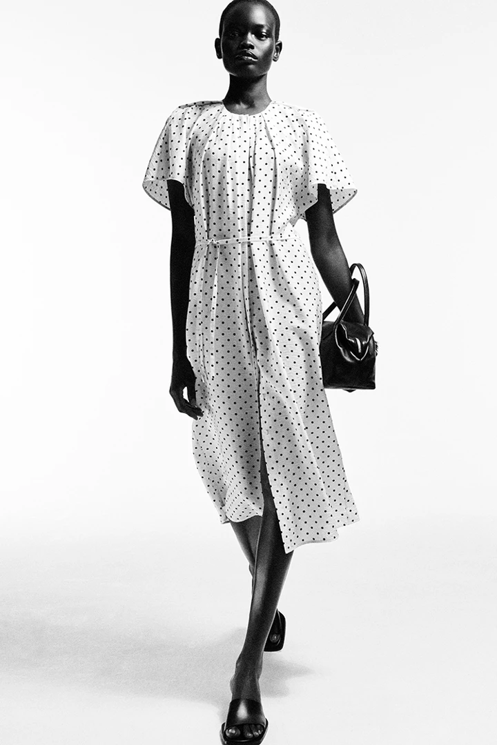 COS default image 0 of 아이보리 - 폴카 도트 in 플리티드 벨티드 미디 드레스