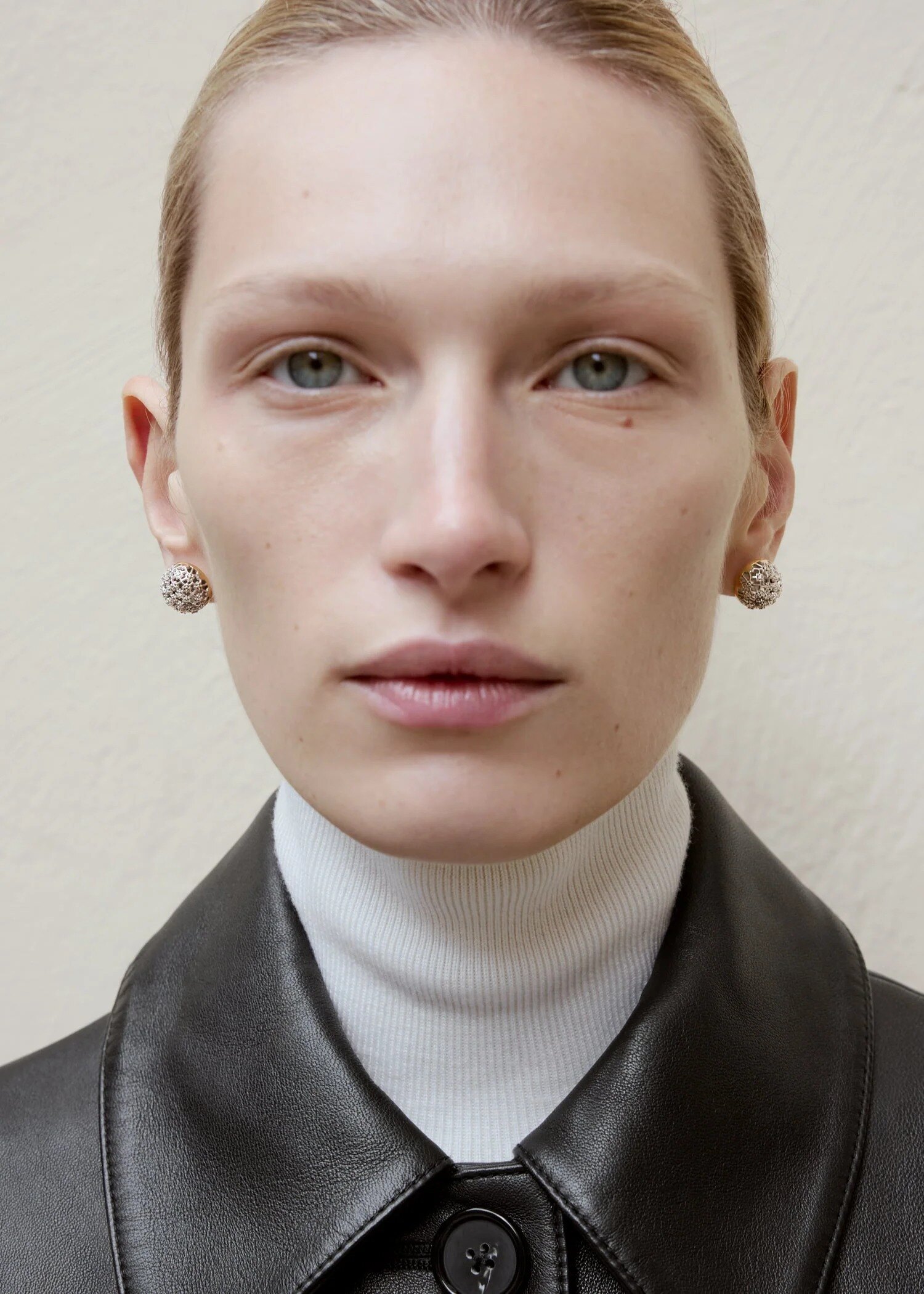 TOTEME 다이아몬드 레이스 스터드 이어링 실버의 실버컬러 1번쨰 이미지입니다.