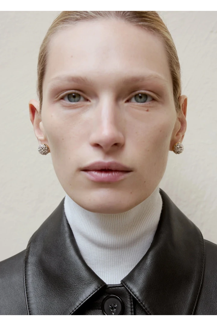 TOTEME 다이아몬드 레이스 스터드 이어링 실버의 실버컬러 1번쨰 이미지입니다.