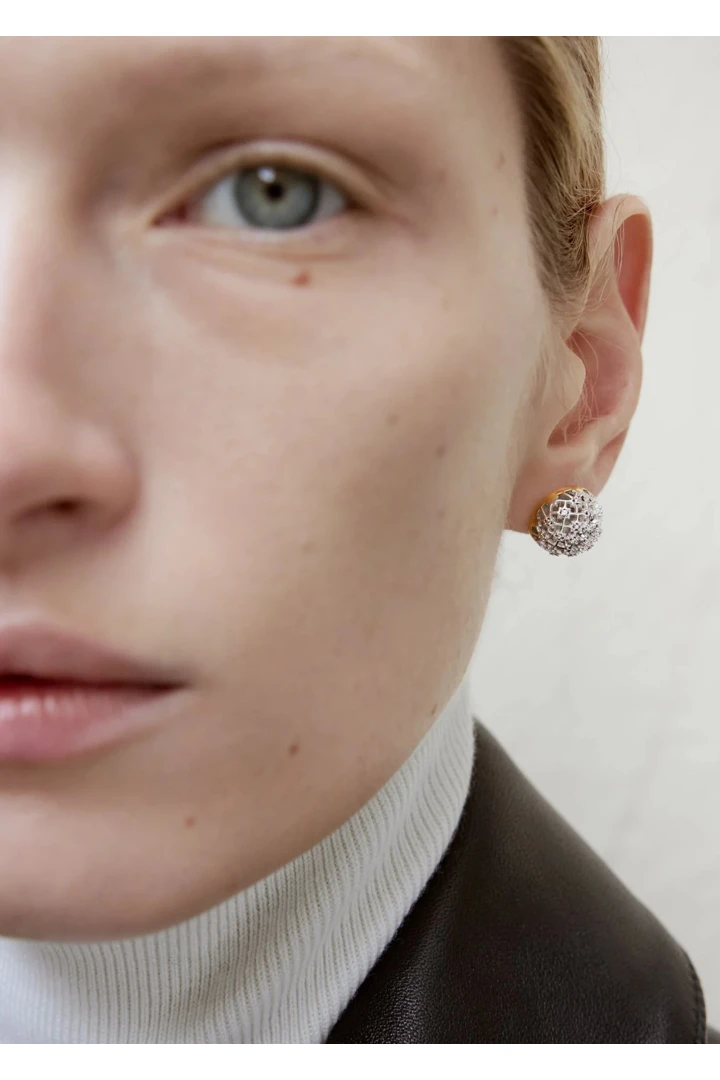 TOTEME 다이아몬드 레이스 스터드 이어링 실버의 실버컬러 2번쨰 이미지입니다.