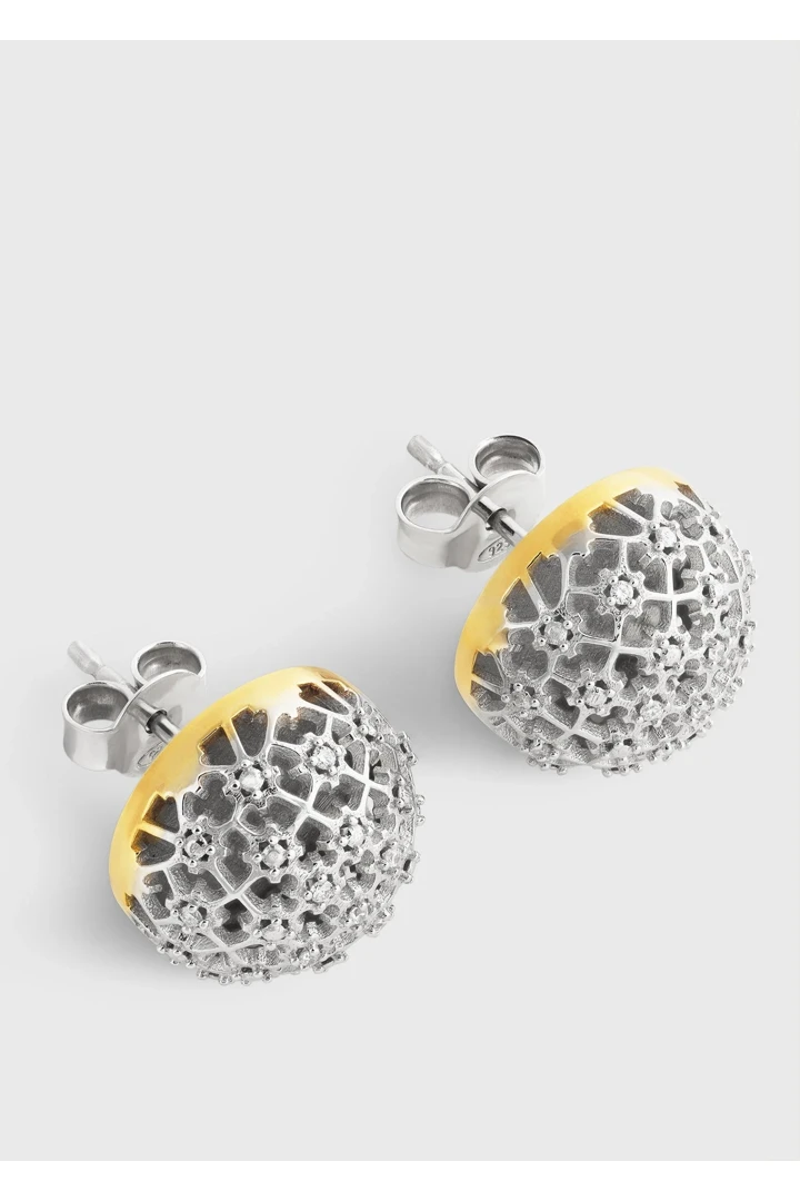 TOTEME 다이아몬드 레이스 스터드 이어링 실버의 실버컬러 4번쨰 이미지입니다.