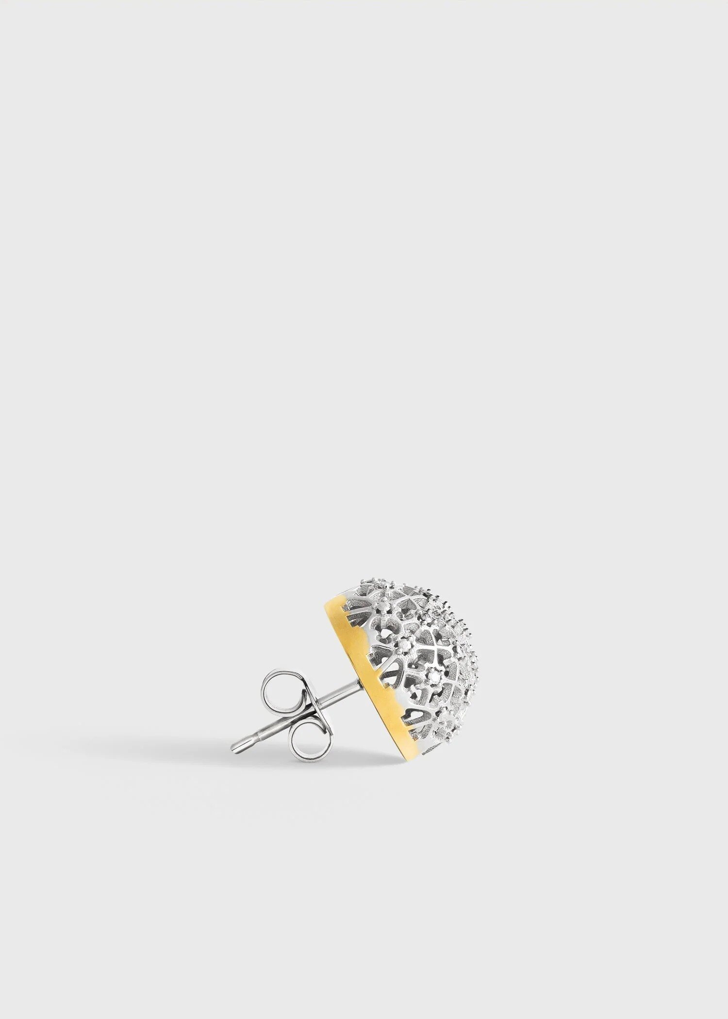 TOTEME 다이아몬드 레이스 스터드 이어링 실버의 실버컬러 5번쨰 이미지입니다.