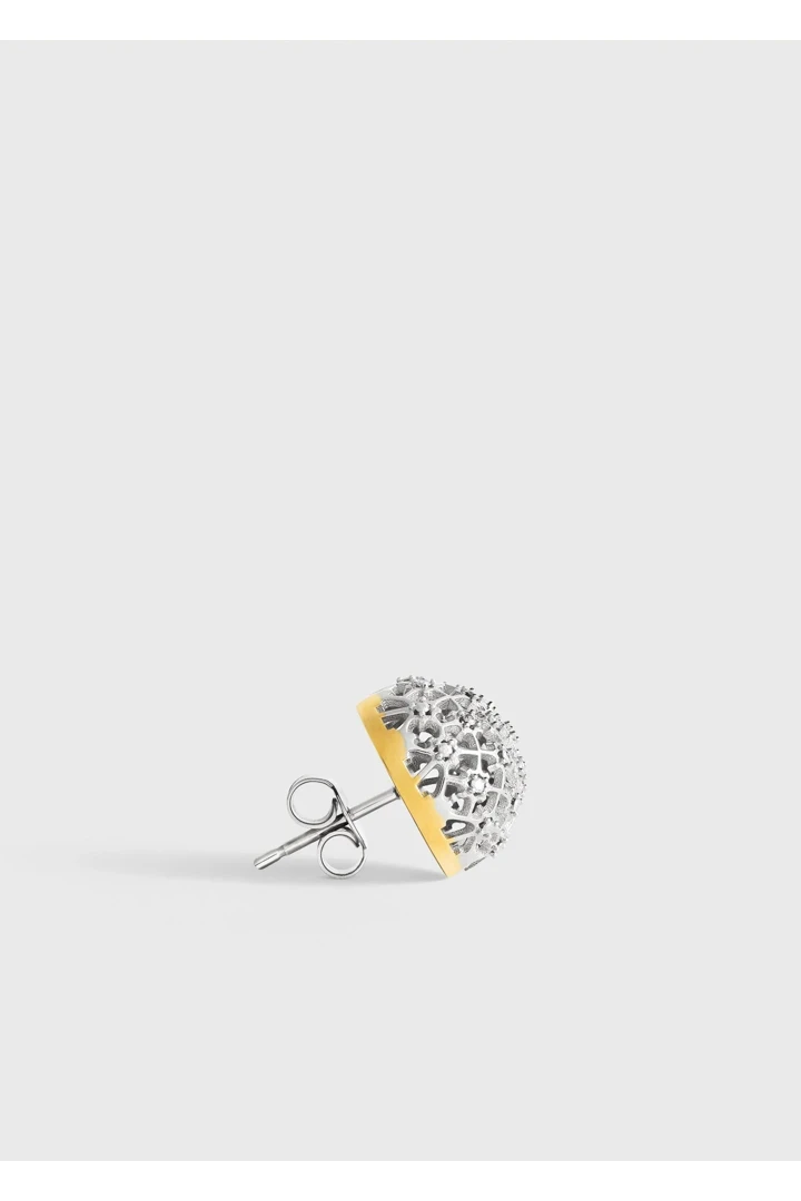 TOTEME 다이아몬드 레이스 스터드 이어링 실버의 실버컬러 5번쨰 이미지입니다.