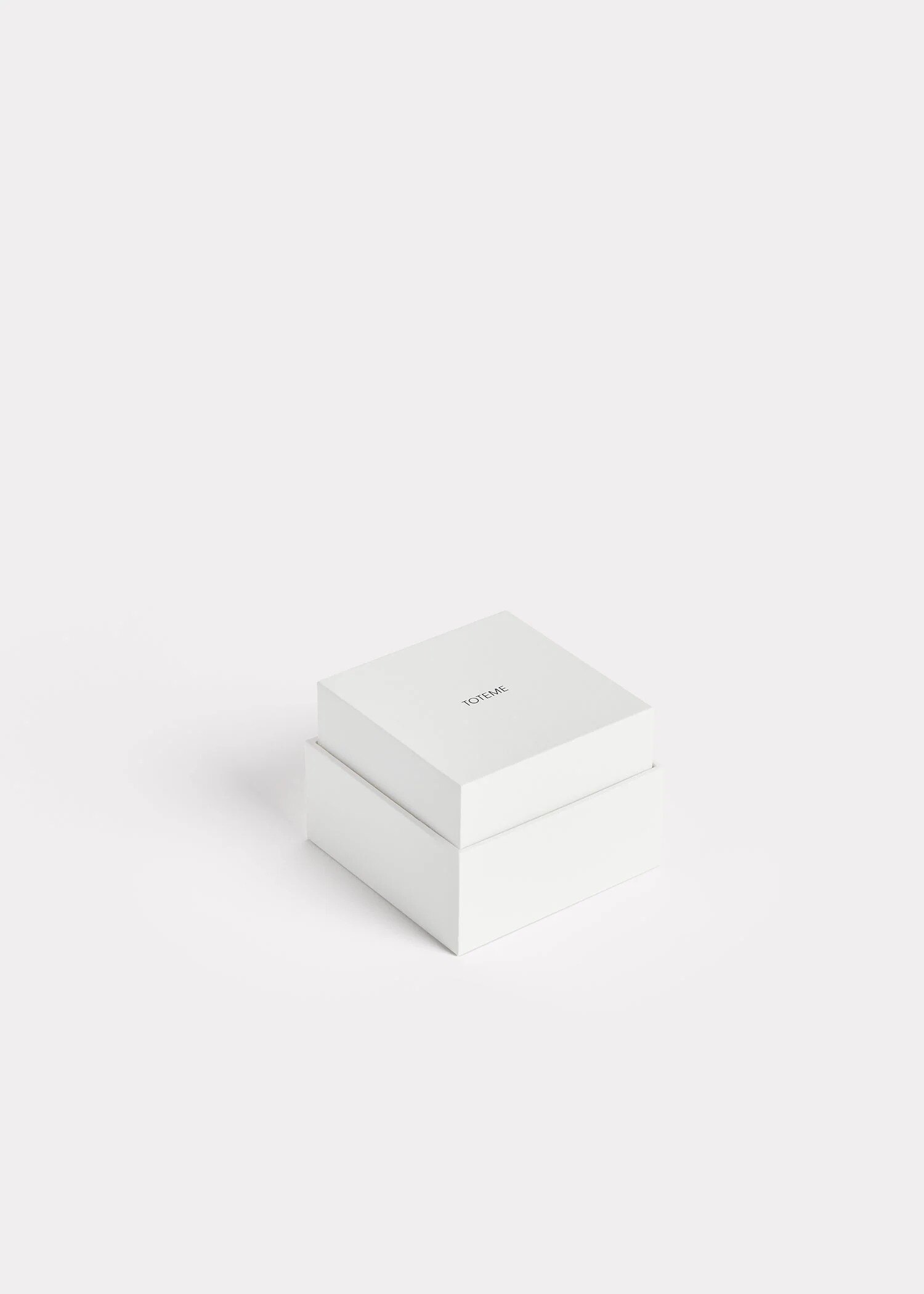 TOTEME 다이아몬드 레이스 스터드 이어링 실버의 실버컬러 6번쨰 이미지입니다.