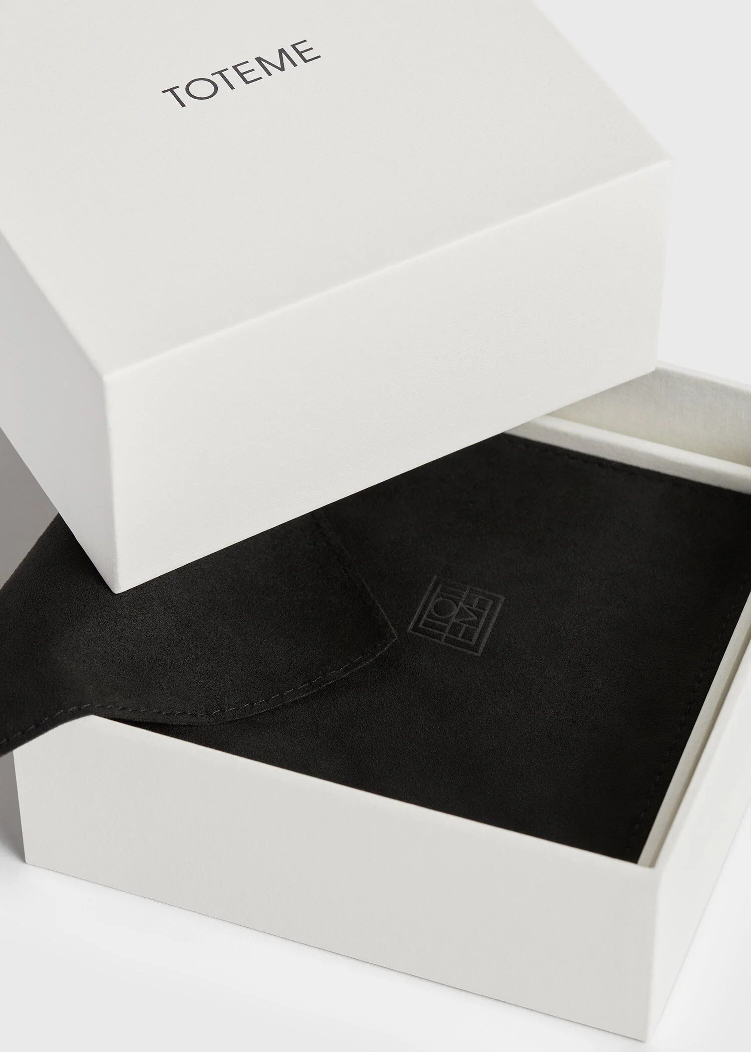 TOTEME 다이아몬드 레이스 스터드 이어링 실버의 실버컬러 7번쨰 이미지입니다.