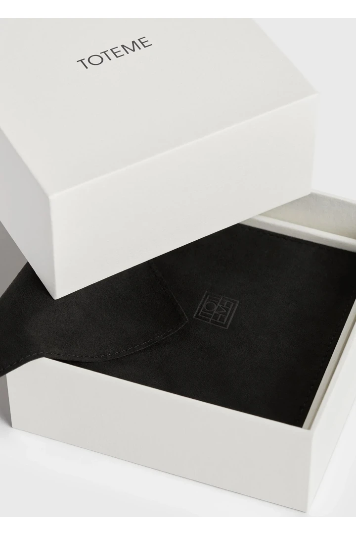 TOTEME 다이아몬드 레이스 스터드 이어링 실버의 실버컬러 7번쨰 이미지입니다.