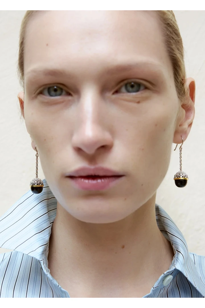 TOTEME 다이아몬드 레이스 드롭 이어링 실버의 실버컬러 1번쨰 이미지입니다.