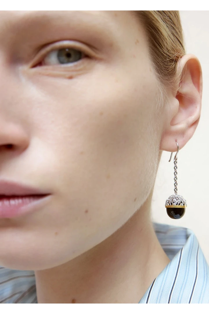 TOTEME 다이아몬드 레이스 드롭 이어링 실버의 실버컬러 2번쨰 이미지입니다.