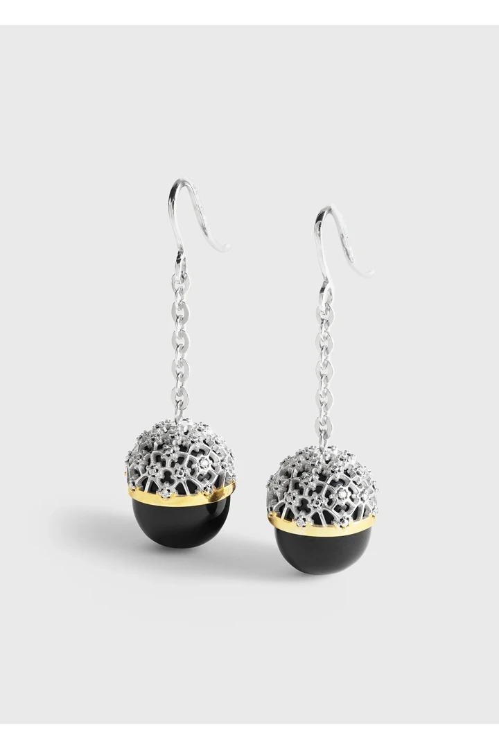 TOTEME 다이아몬드 레이스 드롭 이어링 실버의 실버컬러 3번쨰 이미지입니다.