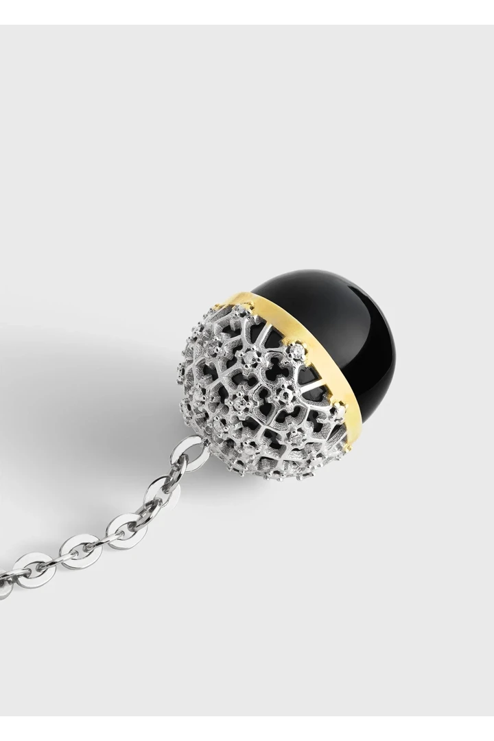 TOTEME 다이아몬드 레이스 드롭 이어링 실버의 실버컬러 4번쨰 이미지입니다.