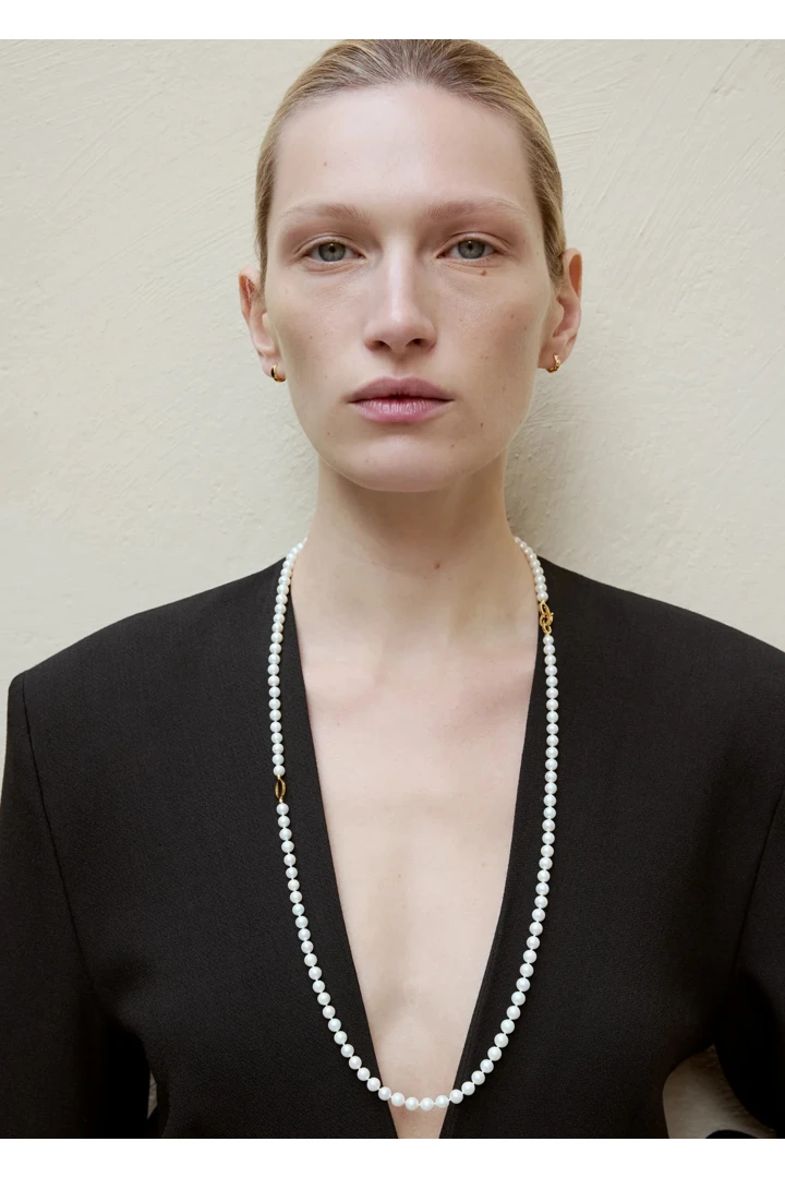 TOTEME 인피니티 펄 네크리스 화이트의 화이트컬러 1번쨰 이미지입니다.