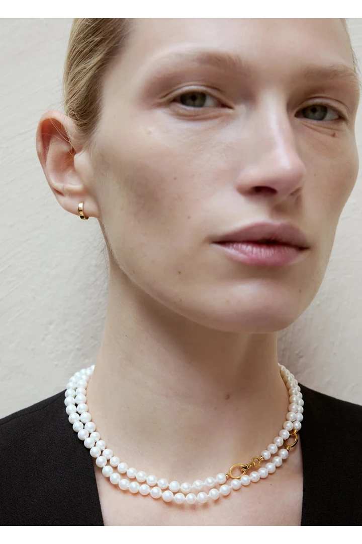 TOTEME 인피니티 펄 네크리스 화이트의 화이트컬러 2번쨰 이미지입니다.