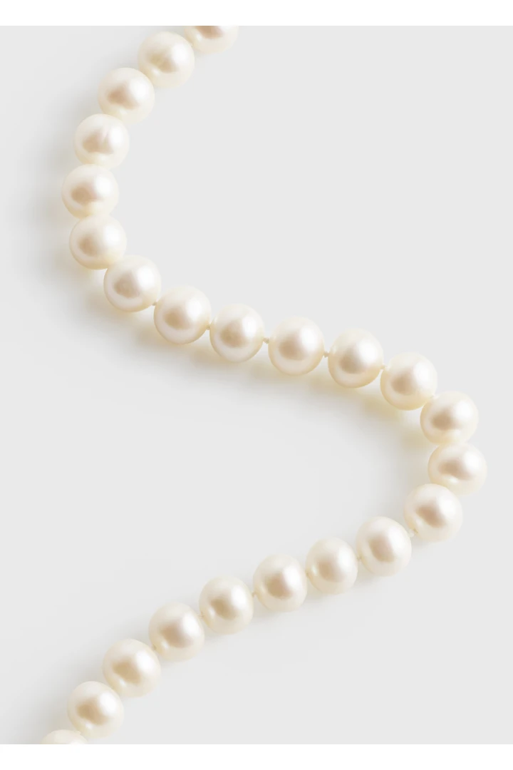 TOTEME 인피니티 펄 초커 화이트의 화이트컬러 4번쨰 이미지입니다.