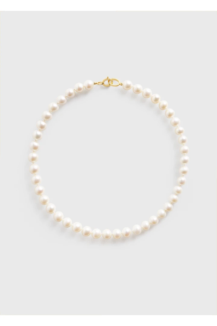 TOTEME 인피니티 펄 초커 화이트의 화이트컬러 5번쨰 이미지입니다.