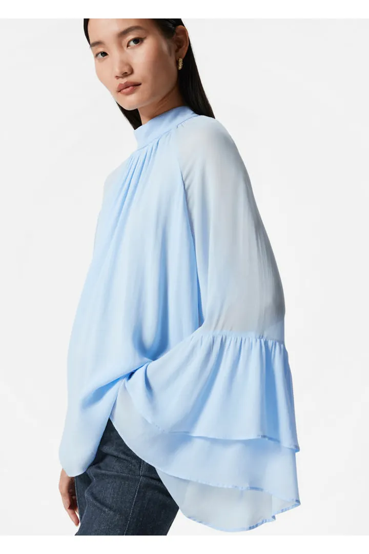 앤아더스토리즈 플라운스 스탠드 카라 블라우스의 블루컬러 ECOMLook입니다.