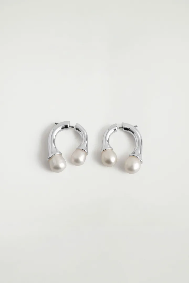 COS default image 4 of 실버컬러 in 아치드 프레시워터 펄 이어링