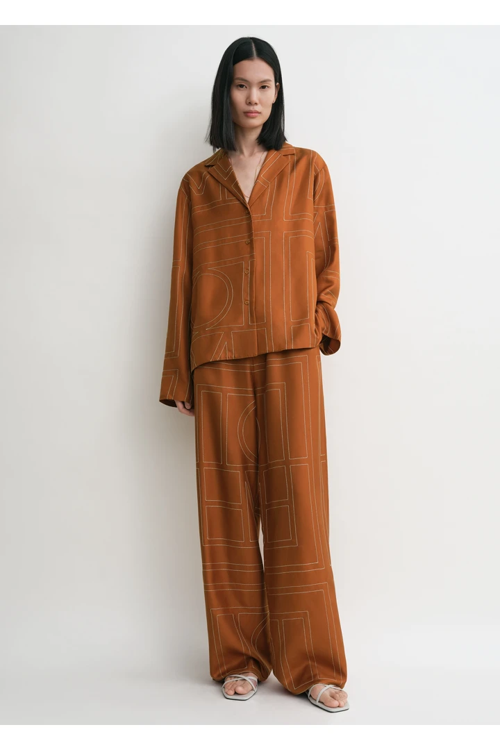 TOTEME 모노그램 실크 PJ 탑 테라코타의 테라코타컬러 1번쨰 이미지입니다.