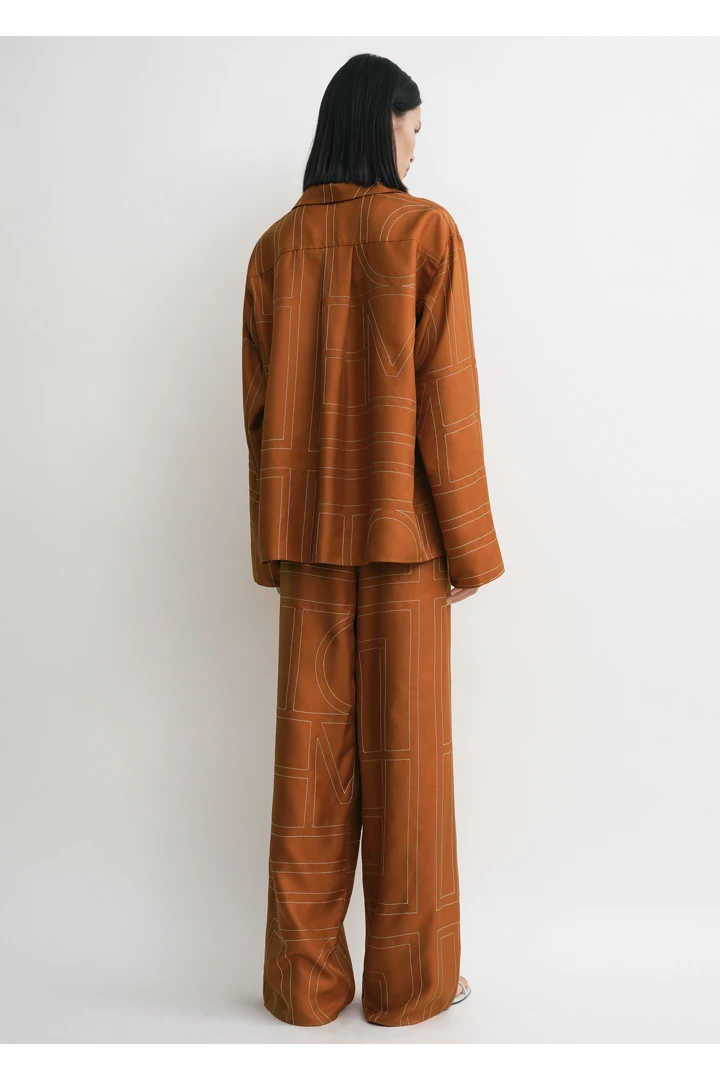 TOTEME 모노그램 실크 PJ 탑 테라코타의 테라코타컬러 2번쨰 이미지입니다.