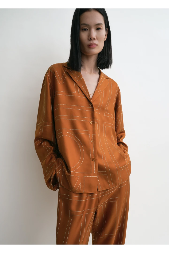 TOTEME 모노그램 실크 PJ 탑 테라코타의 테라코타컬러 3번쨰 이미지입니다.