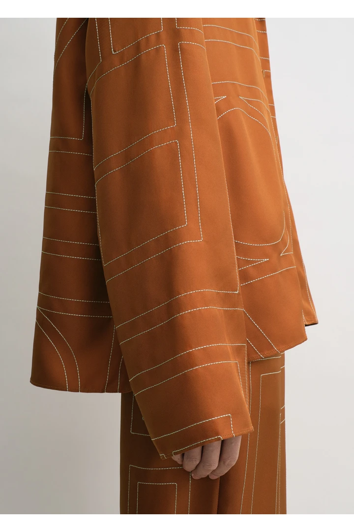 TOTEME 모노그램 실크 PJ 탑 테라코타의 테라코타컬러 4번쨰 이미지입니다.