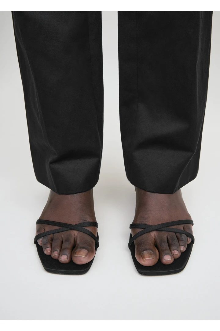 TOTEME 새틴 크로스오버 샌들 블랙의 블랙컬러 1번쨰 이미지입니다.