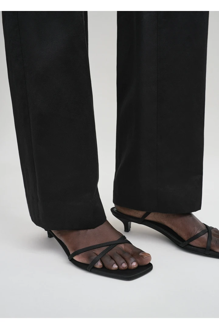 TOTEME 새틴 크로스오버 샌들 블랙의 블랙컬러 2번쨰 이미지입니다.