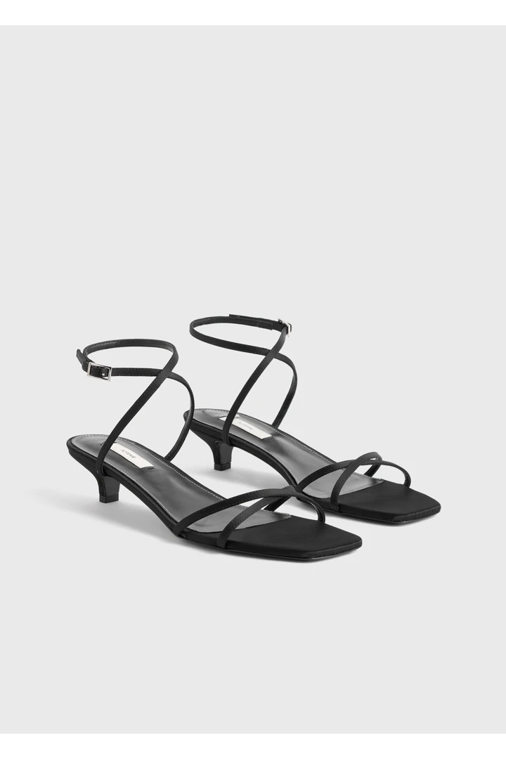 TOTEME 새틴 크로스오버 샌들 블랙의 블랙컬러 3번쨰 이미지입니다.