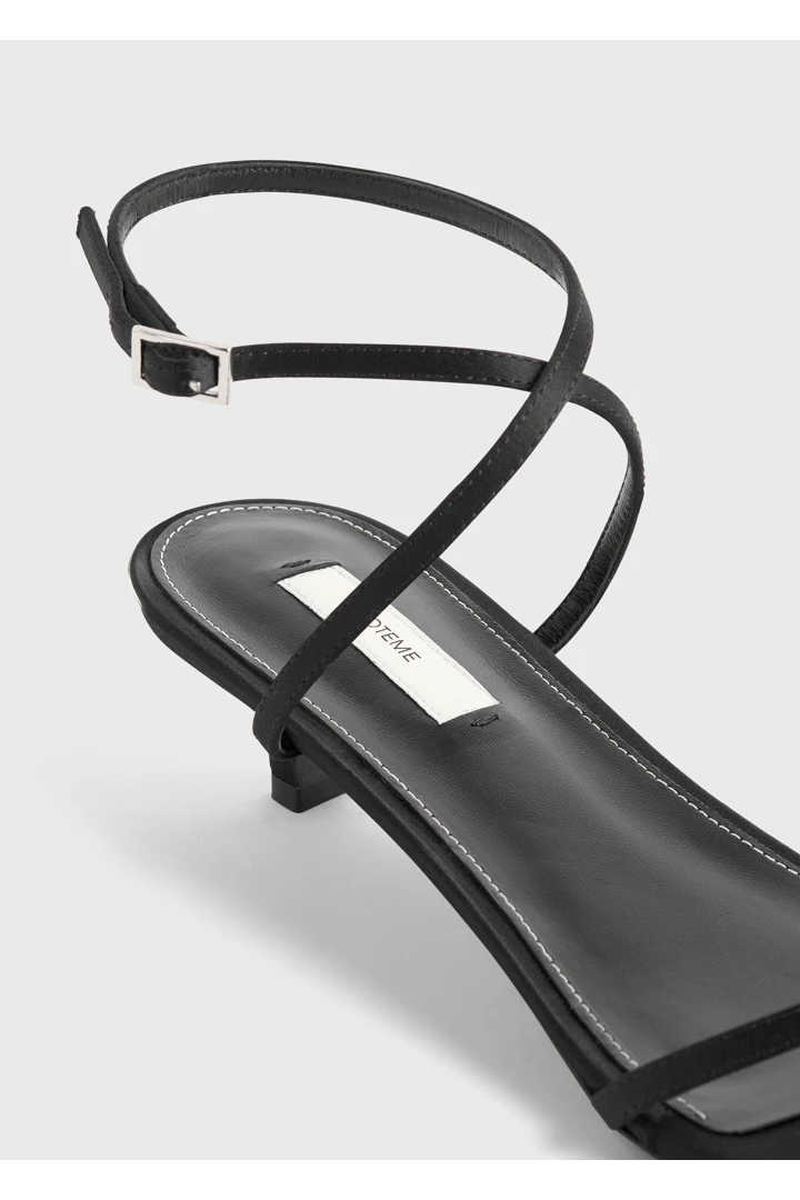 TOTEME 새틴 크로스오버 샌들 블랙의 블랙컬러 4번쨰 이미지입니다.