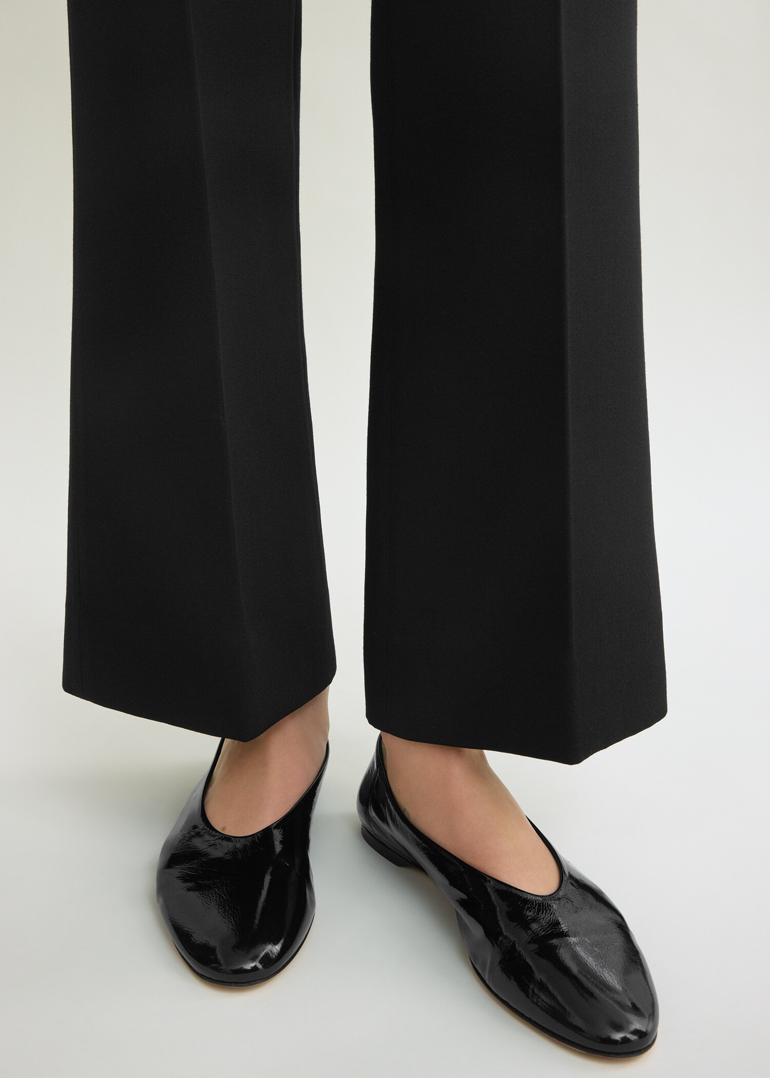 TOTEME 슬립 나플락 발레리나 플랫 블랙의 블랙컬러 1번쨰 이미지입니다.