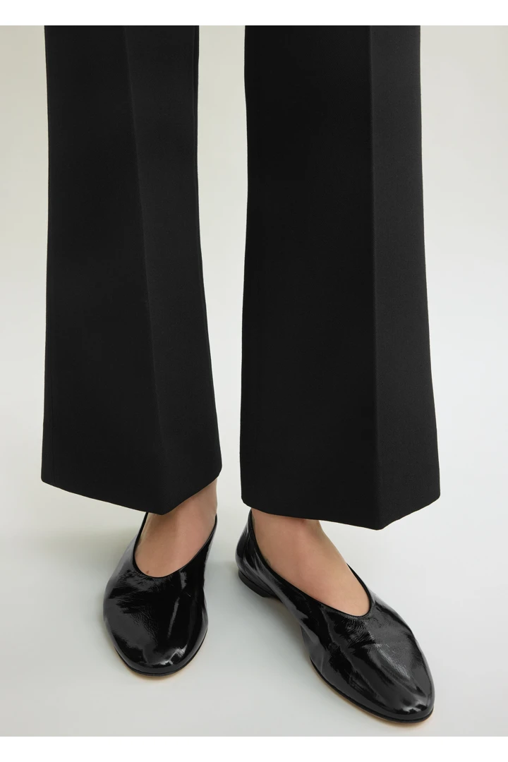 TOTEME 슬립 나플락 발레리나 플랫 블랙의 블랙컬러 1번쨰 이미지입니다.