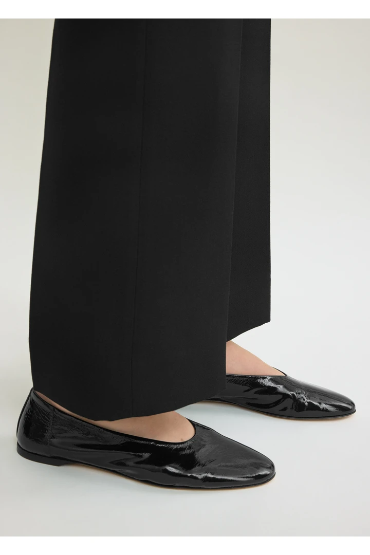 TOTEME 슬립 나플락 발레리나 플랫 블랙의 블랙컬러 2번쨰 이미지입니다.